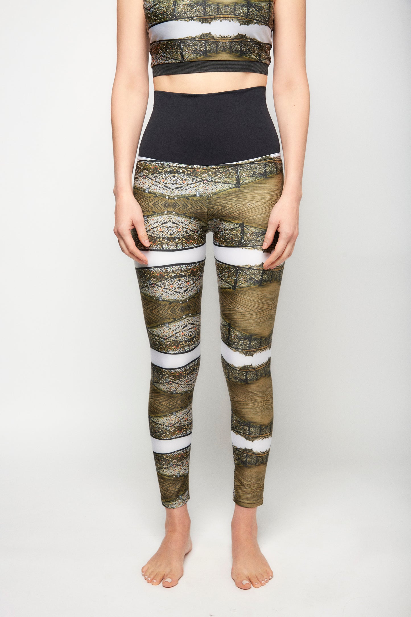 LOVE LOCK BRIDGE PATTERN LEGGINGS