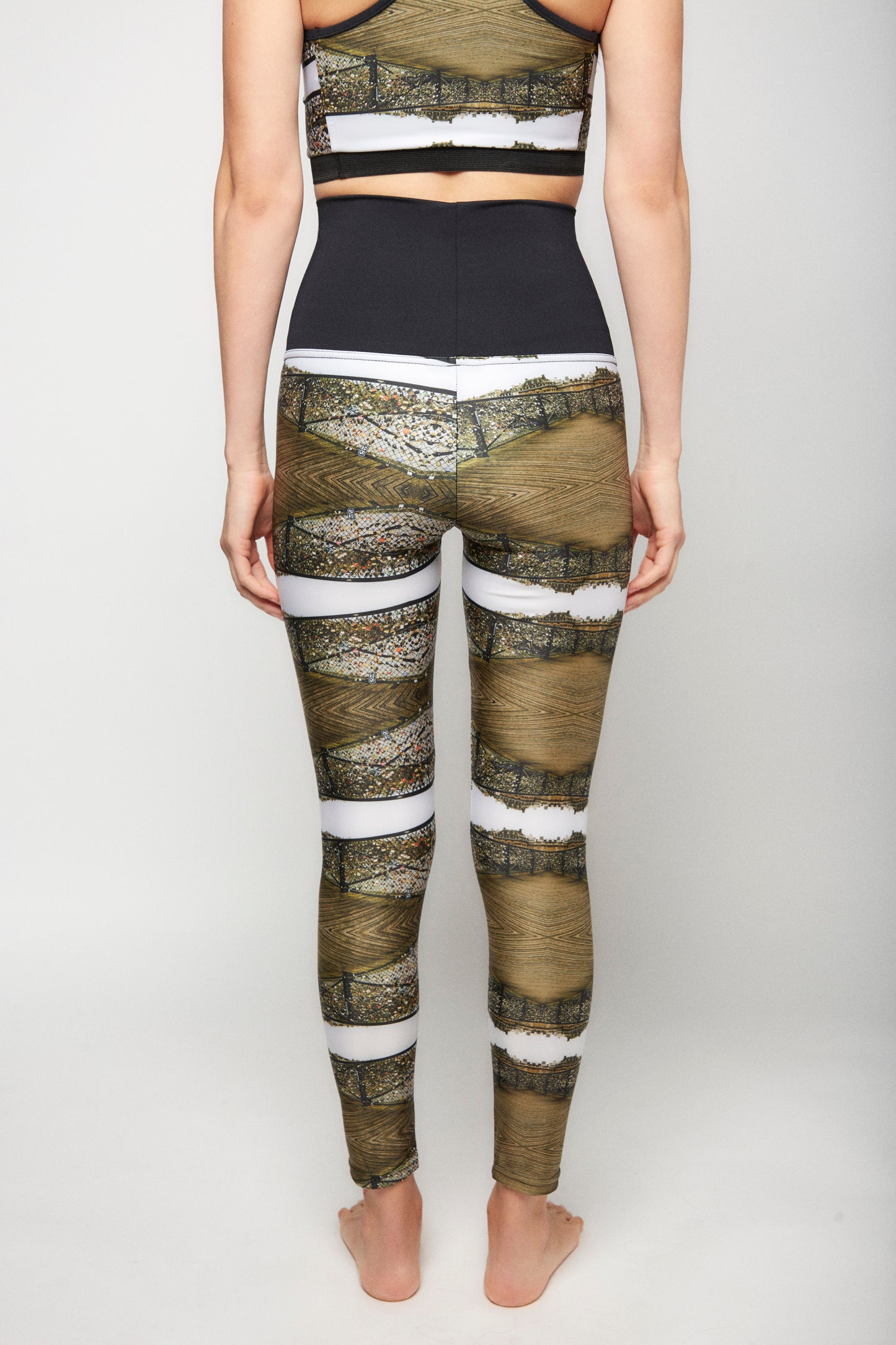 LOVE LOCK BRIDGE PATTERN LEGGINGS